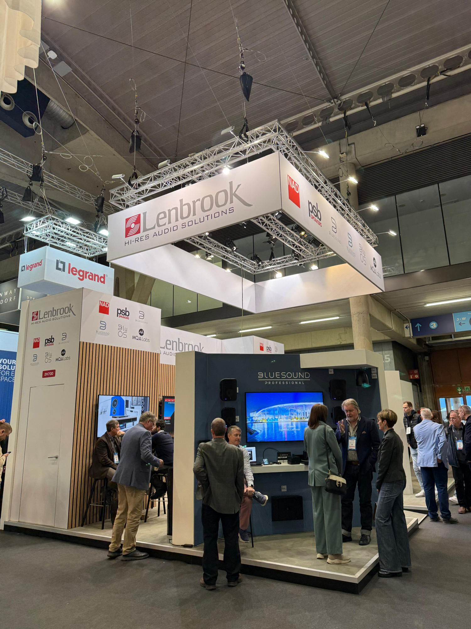 NAD, BLUESOUND y PSB en el ISE 2025